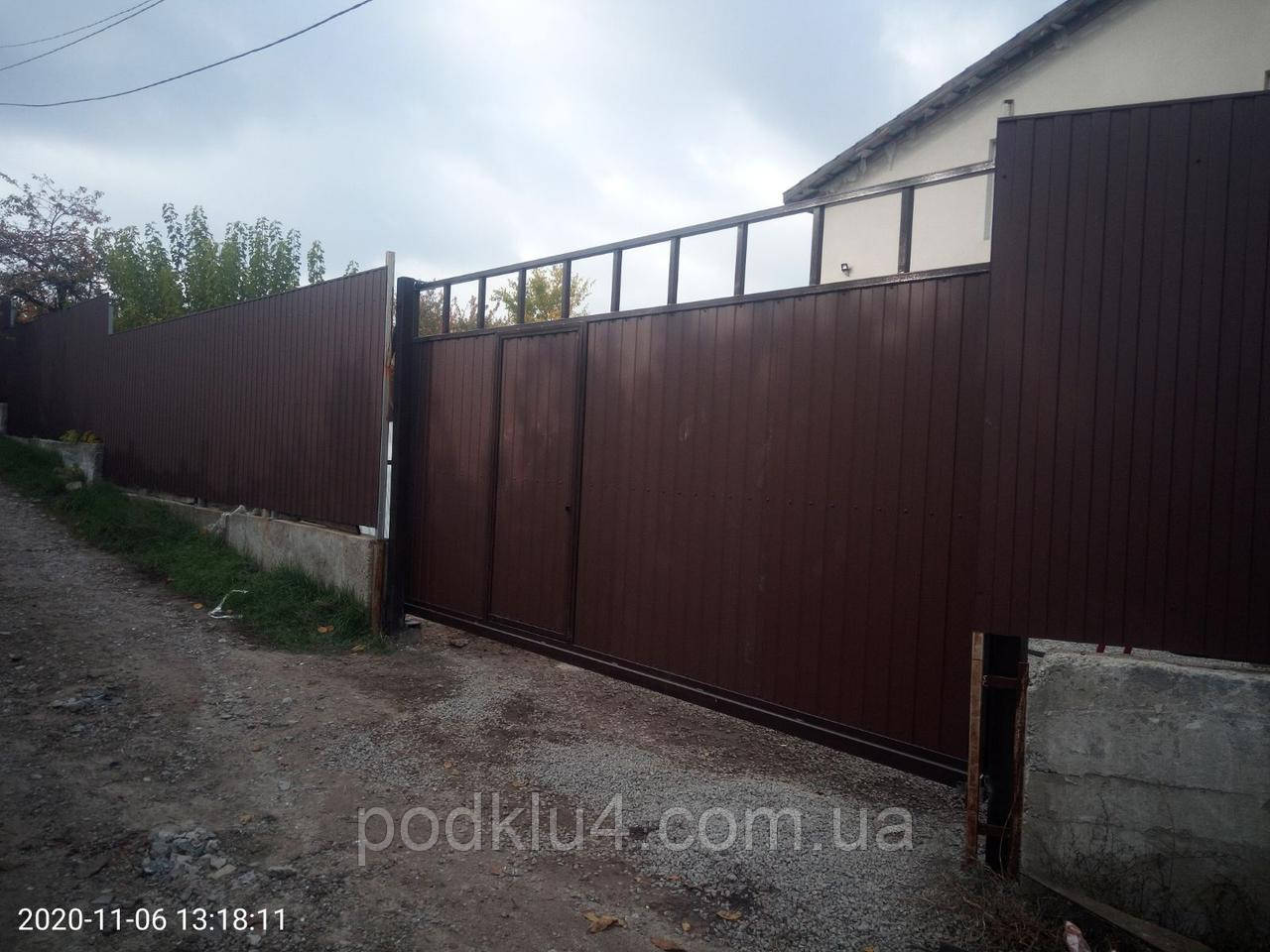 Відкотні ворота з вбудованою каліткою і верхньою фермою