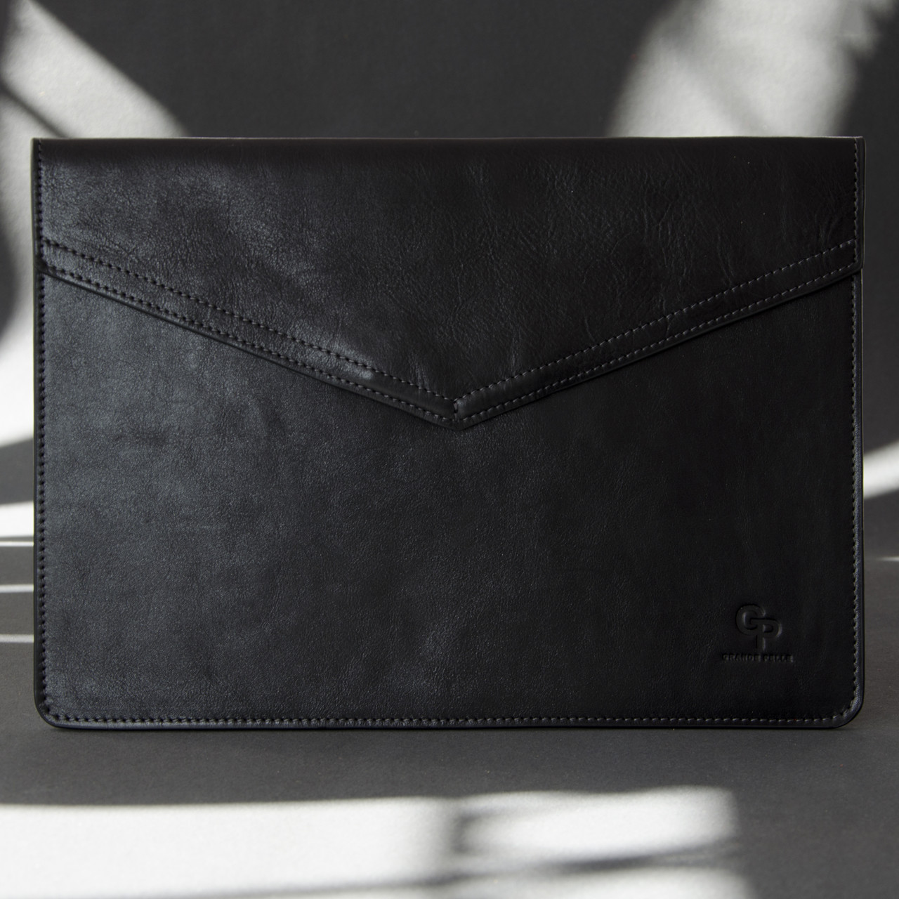 Чорний чохол конверт на MacBook з натуральної шкіри кейс для макбука 12 дюймів офісний фетр на клапані (кнопка)