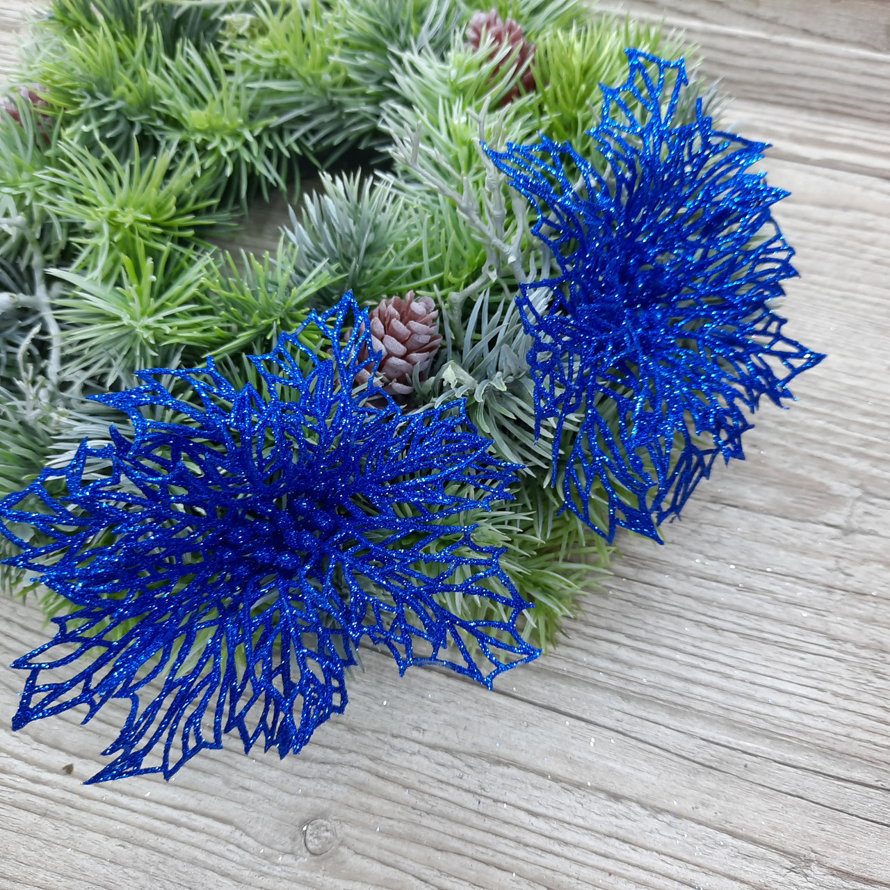 Квітка пуансетія ажурна, колір синій.