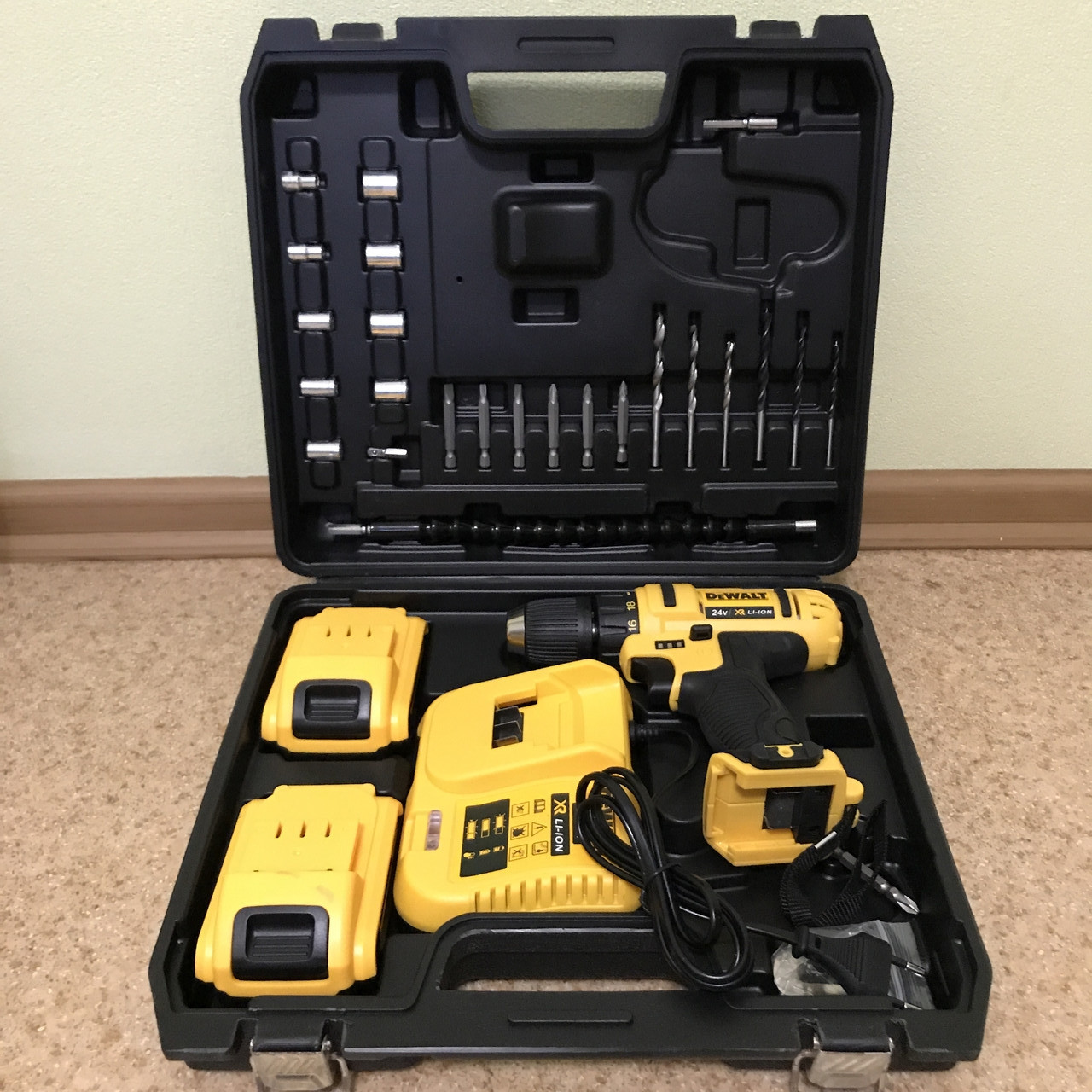 Акумуляторний Шуруповерт DeWALT DCD791 (24V 5A/h Li-Ion) з набором інструментів