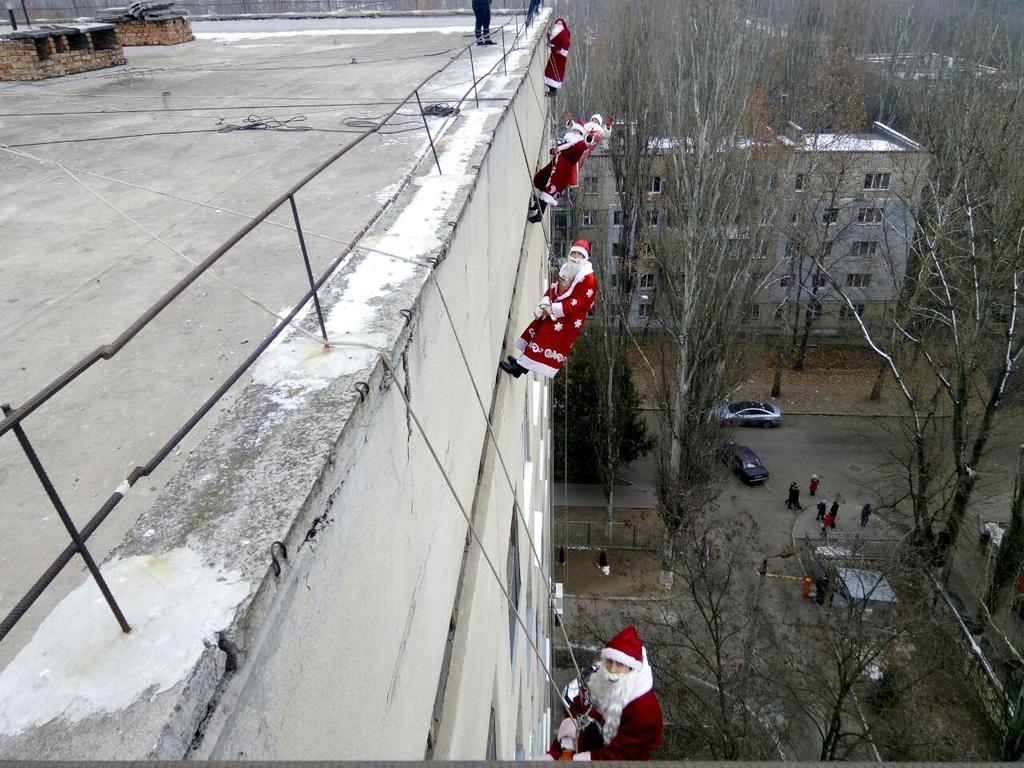 Поздравления деда Мороза в окно 1