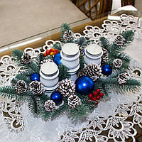 Новорічна екібана - підсвічник із синіми матовими кулями