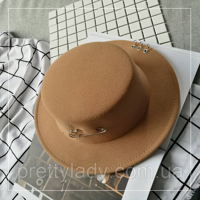 Капелюх жіночий фетровий канотьє з металевим декором бежевий, фото 1