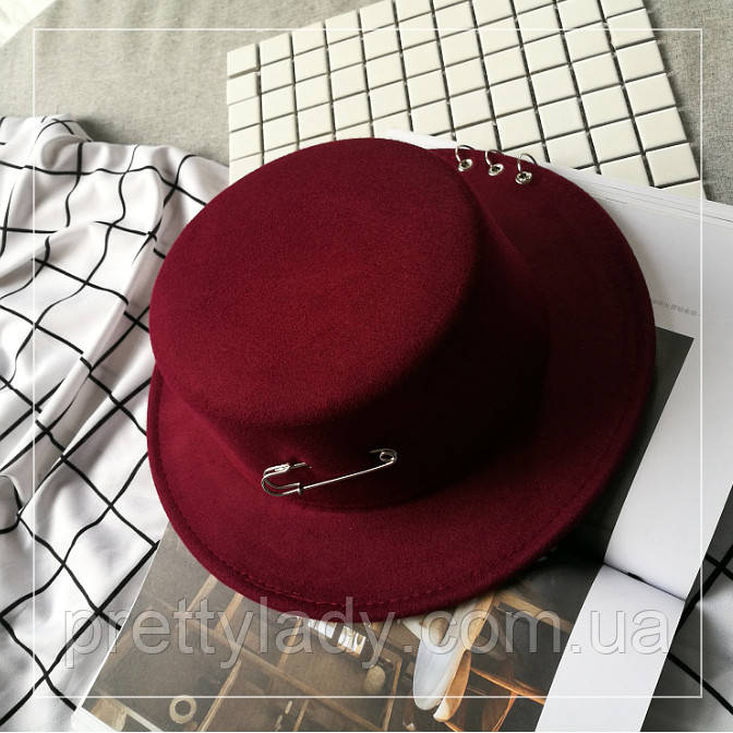 Капелюх жіночий фетровий канотьє з металевим декором бордова (марсала)