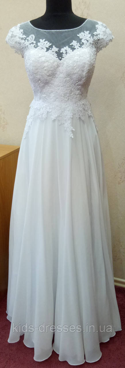 Ніжна біла весільна сукня з мереживом, коротким рукавчиком і шлейфом, розмір 50, б/в
