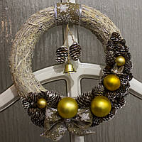 Новорічний вінок з сіна, ручної роботи, декорований золотистими кулями матовими