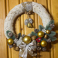 Новорічний вінок з сіна, ручна робота, декорований золотистими кулями матовими