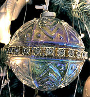 Елочный шар с рельефным узором и декором из камней, 10см, цвет - бриллиантовый прозрачный