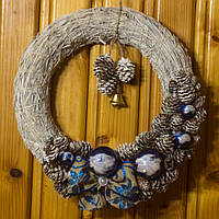 Новорічний вінок з сіна, ручної роботи, декорований золотистими кулями матовими