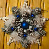 Новорічний вінок з сіна, ручної роботи, декорований золотистими кулями матовими