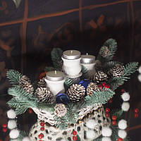 Новорічна екібана - підсвічник із синіми кулями матовими