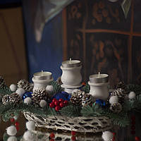 Новорічна екібана - підсвічник із синіми кулями матовими