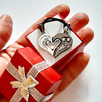 Подарок любимой девушке парные кулоны "Одно сердце на двоих" I Love you - цвет серебро и титан в коробочке