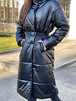 Пальто-пуховик з екошкіри тепле вільного крою на кнопках із поясом у комплекті Gch1470, фото 4