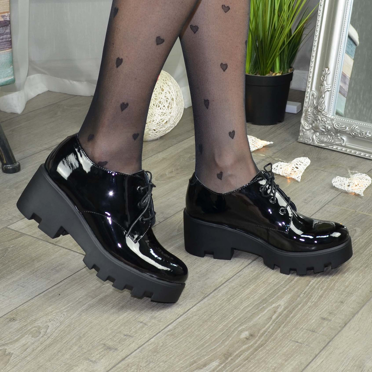 Стильні жіночі лакові туфлі на тракторній підошві, фото 1