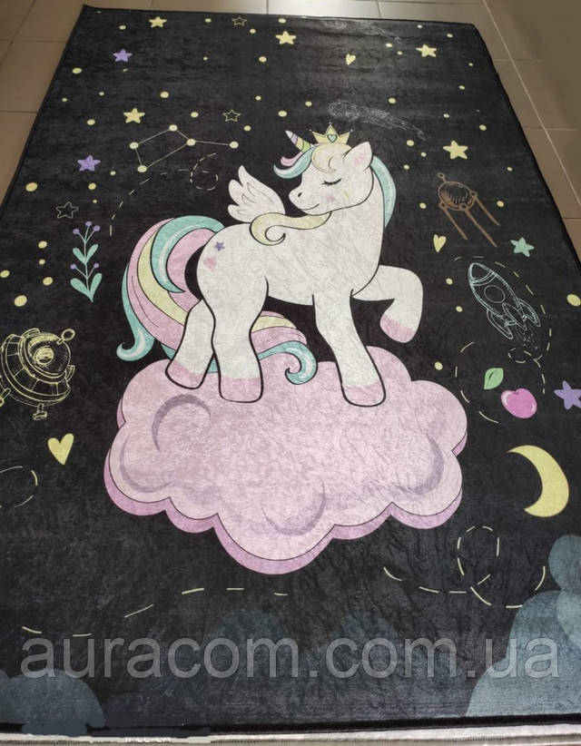 chernyj-kovrik-edinorogom