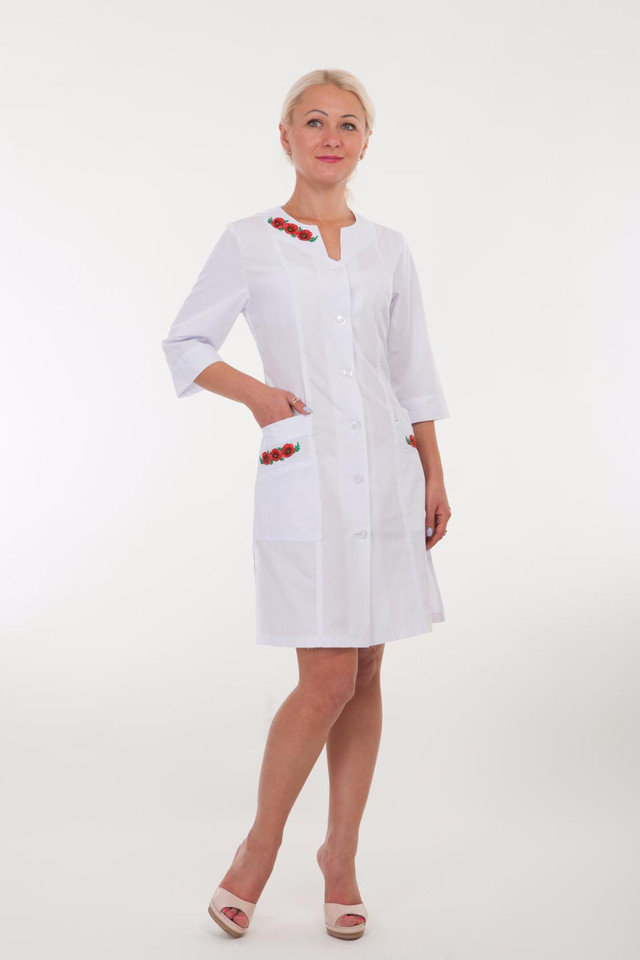 Батистовий медичний халат жіночий білий із вишивкою маки (розмір 42-66)