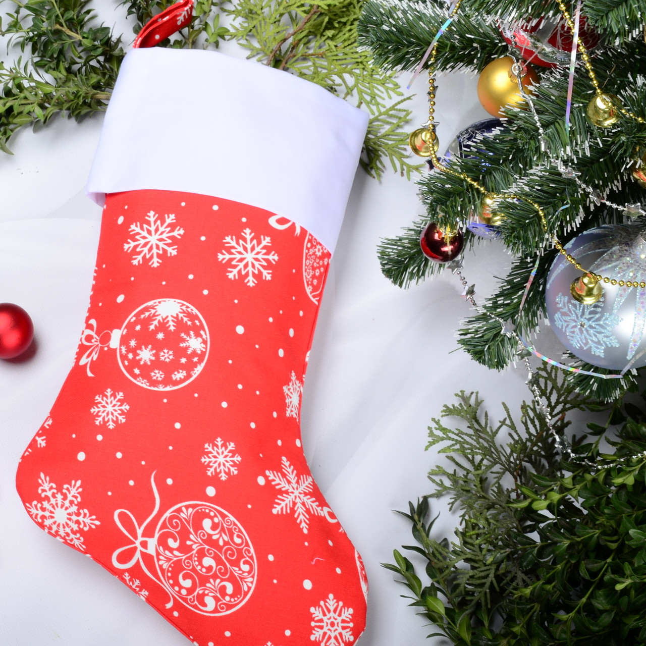 Новорічний подарунковий чобіт, Різдвяний носок, колір — червоний, візерунок — сніжинки та кулі.