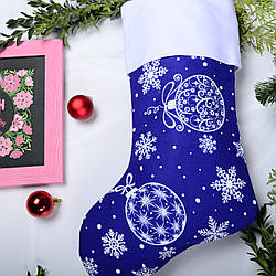 Новорічний подарунковий чобіт, Різдвяний носок, синього кольору, візерунок — сніжинки та кулі.