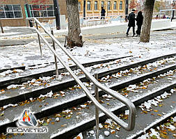 Подвійний поручень з нержавійки на поручнях біля входів у магазини та ресторани