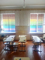 Кольорові горизонтальні жалюзі у шкільний клас