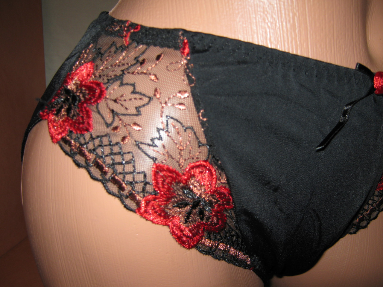 Трусики женские Diorella Т2815 размеры 46-54 черные с красной вышивкой по бокам - фото 3 - id-p1301506518