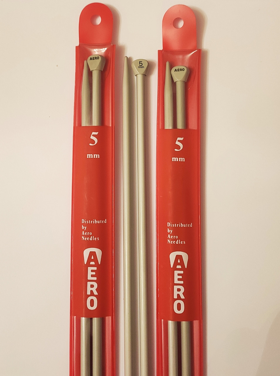 Спицы прямые пластиковые АERO PRYM Германия 5 мм 30 см серого цвета в красном чехле для хранения. - фото 1 - id-p1302045231