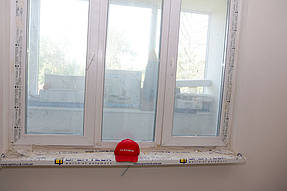 Демонтируем старый пластиковый подоконник Openteck. 
В качестве замены ему клиент выбрал подоконник Danke Premium. 
Прочный, долговечный, с хорошим покрытием, которое не царапается.