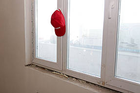 Далее оконный проём необходимо подготовить 
для монтажа нового подоконника. 
Зачищаем оконный проём от оставшейся старой пены.
