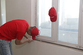 Очищаем от лишнего мусора,
подготавливаем к установке. 
По бокам подрезаем откосы.