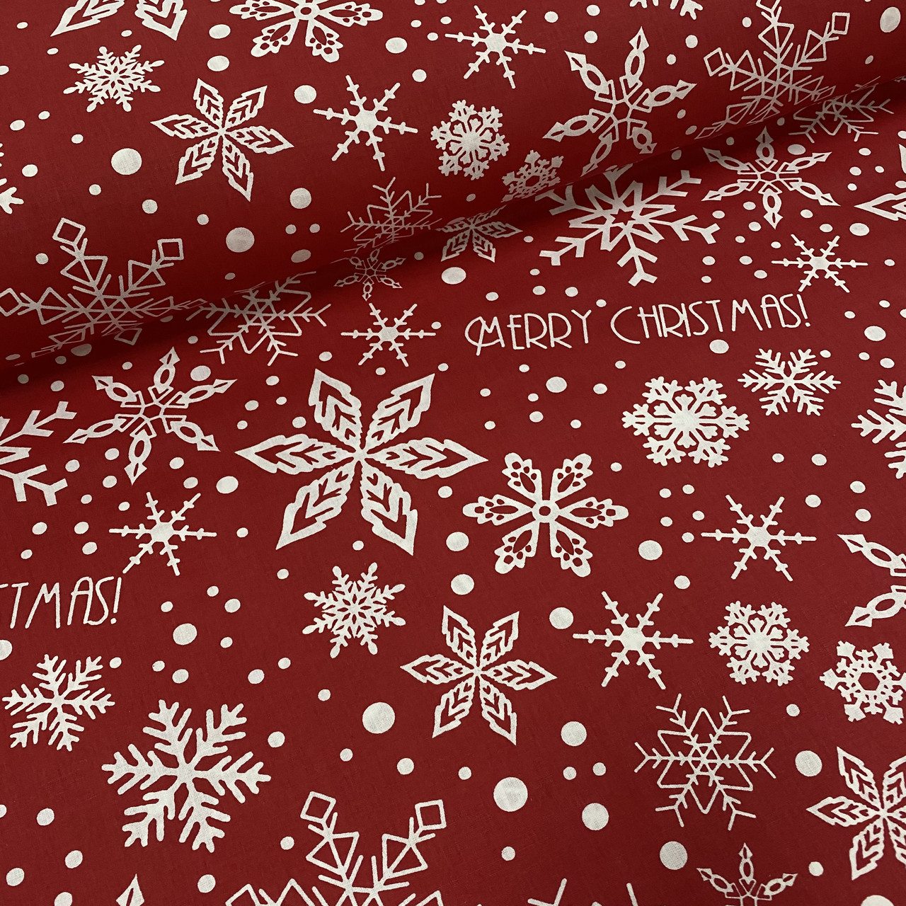 Тканина поплін білі сніжинки "merry christmas" на червоному (ТУРЦІЯ шир. 2,4 м)