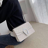 Жіноча сумка на товстій ланцюжку крос-боді з підковою через плече біла, фото 5