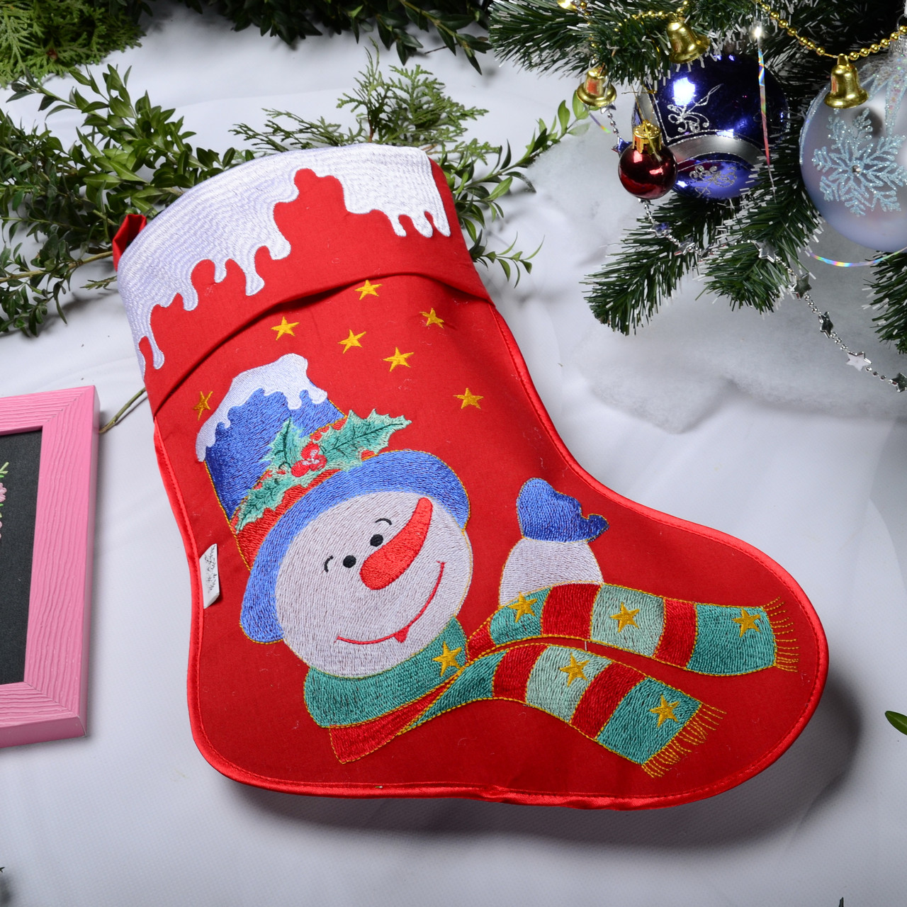 Новорічний подарунковий чобіт, Різдвяний носок, з вишивкою, червоного кольору, вишивка - сніговик.