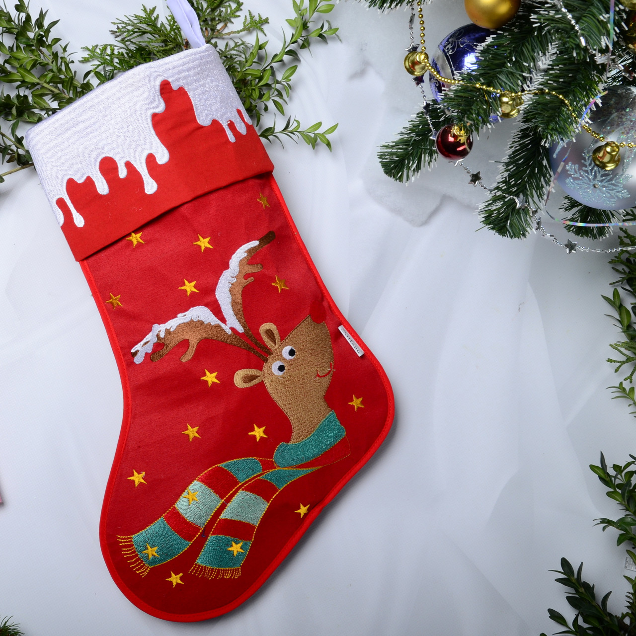 Новорічний подарунковий чобіт, Різдвяний носок, з вишивкою, червоного кольору, вишивка — олень.