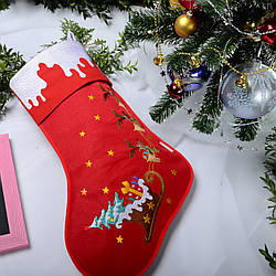 Новорічний подарунковий чобіт, Різдвяний носок, з вишивкою, червоного кольору, вишивка — олені та сани.