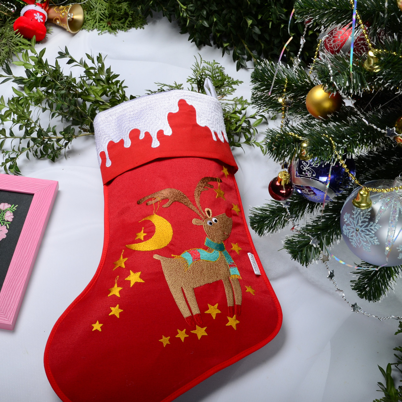 Новорічний подарунковий чобіток, Різдв"яний носок, з вишивкою, червоного кольору, вишивка — олень і зірки.