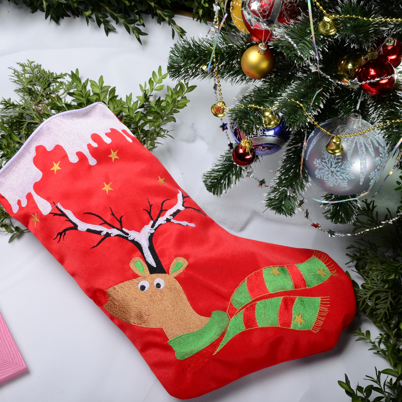 Новорічний подарунковий чобіт, Різдвяний носок, з вишивкою, червоного кольору, вишивка — олень у снігу.