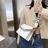 Жіноча класична сумка рептилія через плече на широкому ремінці з ланцюжком біла, фото 7