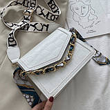 Жіноча класична сумка рептилія через плече на широкому ремінці з ланцюжком біла, фото 2