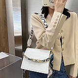 Жіноча класична сумка рептилія через плече на широкому ремінці з ланцюжком біла, фото 5