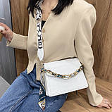 Жіноча класична сумка рептилія через плече на широкому ремінці з ланцюжком біла, фото 9