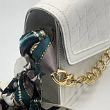 Жіноча класична сумка рептилія через плече на широкому ремінці з ланцюжком біла, фото 4