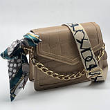Жіноча класична сумка рептилія через плече на широкому ремінці з ланцюжком кавова бежева, фото 7