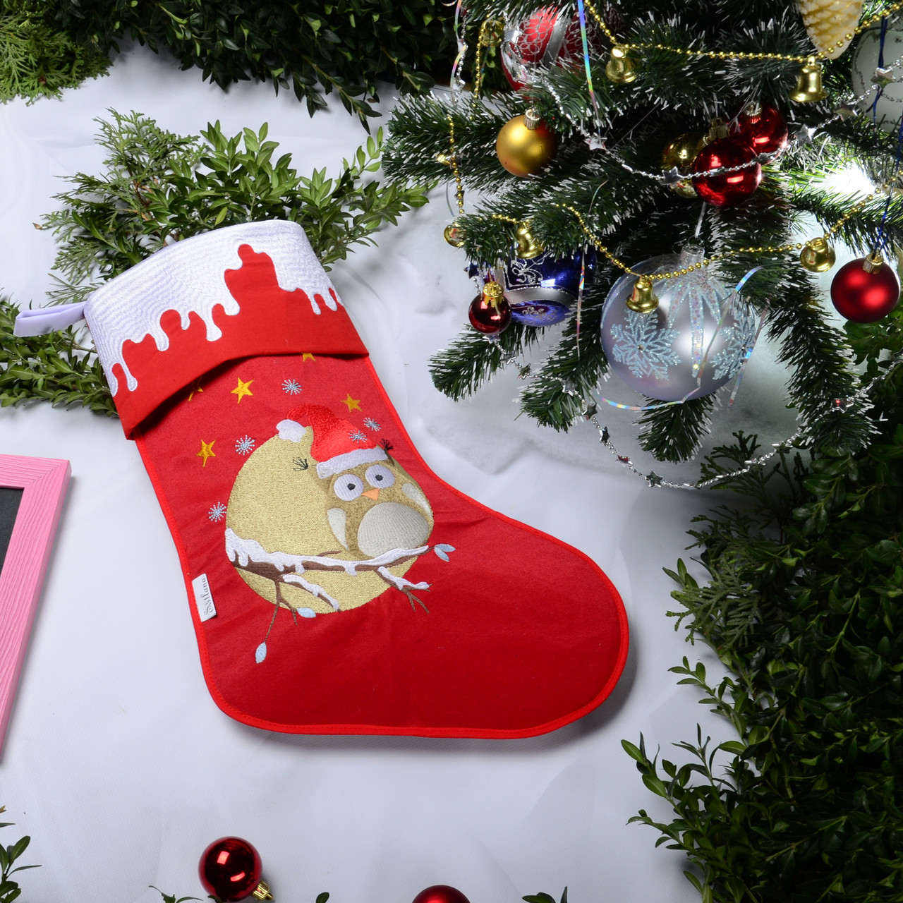 Новорічний подарунковий чобіт, Різдвяний носок, з вишивкою, червоного кольору, вишивка — сова на гілці.