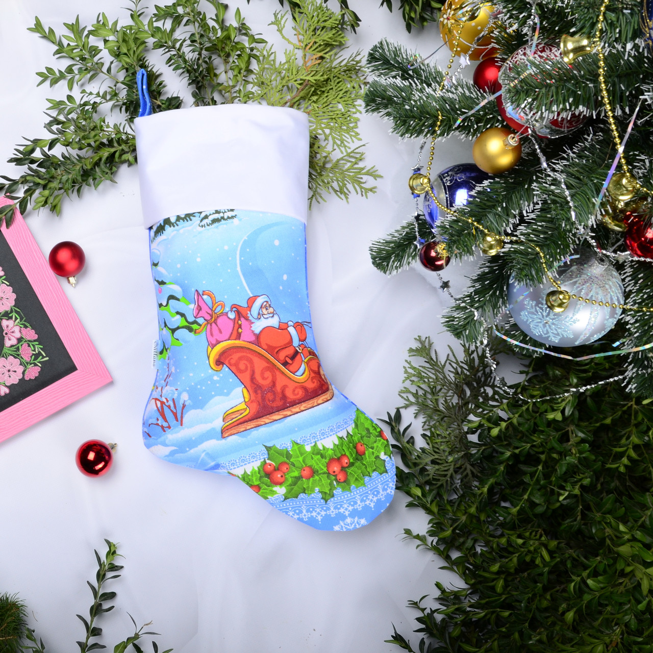 Новорічний подарунковий чобіт, Різдвяний носок, ріжок, з принтом — дід мороз у санях.