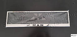 Рамка номерного знаку з написом і логотипом "MAN"