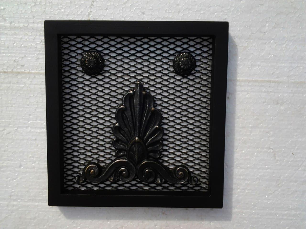 Чорна квадратна вентиляційна решітка з орнаментом, виготовлення камінних решіток назамовлення