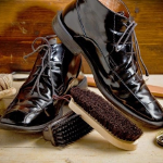 Догляд за лакованим взуттям