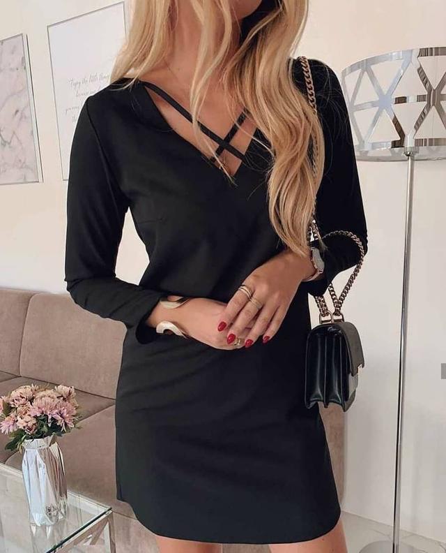 Повседневное женское платье с красивым декольте и длинным рукавом