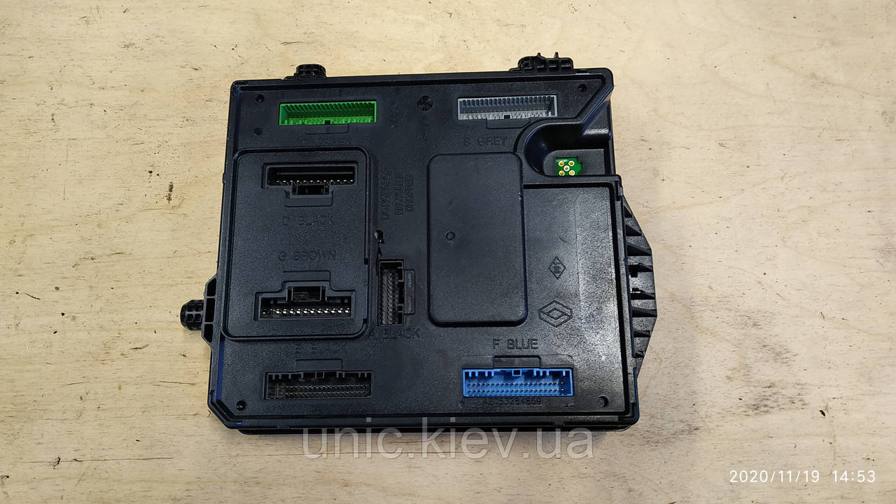 Блок запобіжників Рено Меган 3 / Сценік 3 / Флюенс б/в